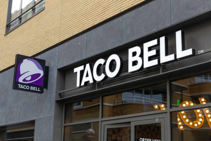 Utrecht,In,The,Netherlands.,8,October,2024.,Taco,Bell,Logo Taco Bell storefront with illuminated sign